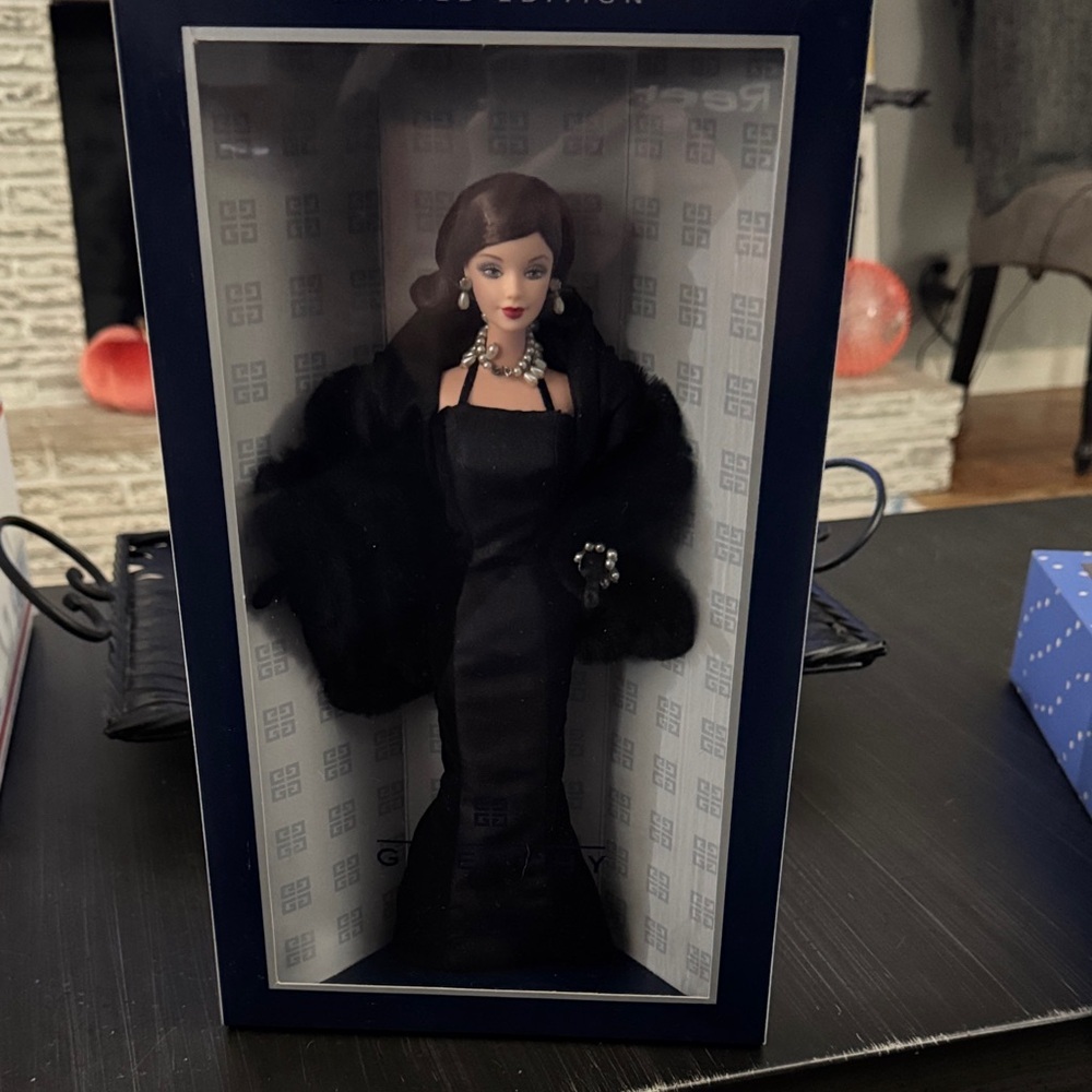 Givenchy Limited Edition Barbie - 1999 Mattel collectible-NRFB - Picture 3 of 5